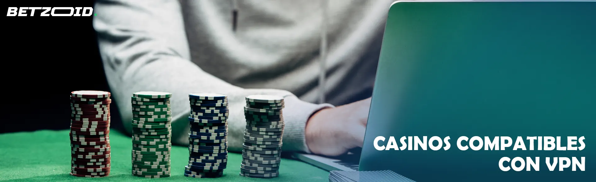 El jugador detrás de la computadora portátil al lado de las fichas del casino.