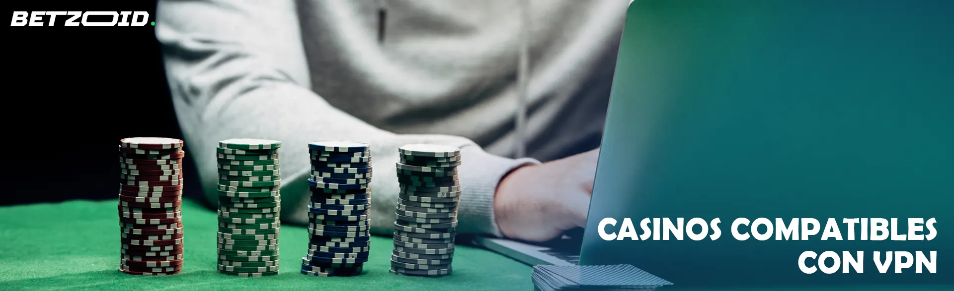 Un jugador con una computadora portátil al lado de fichas de casino.