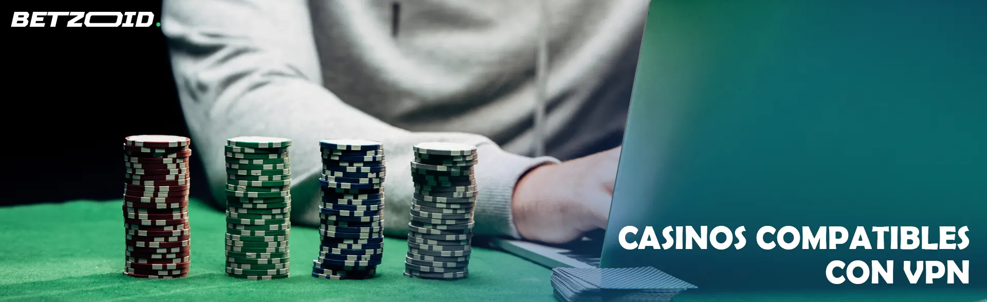Jugador detrás de una computadora portátil con fichas de casino.