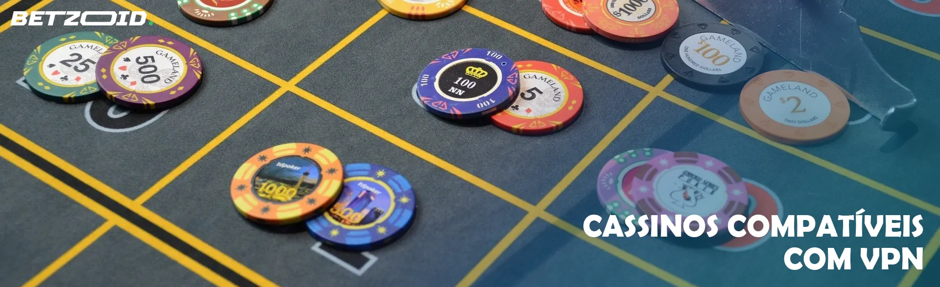 Fichas multicoloridas na mesa do cassino.