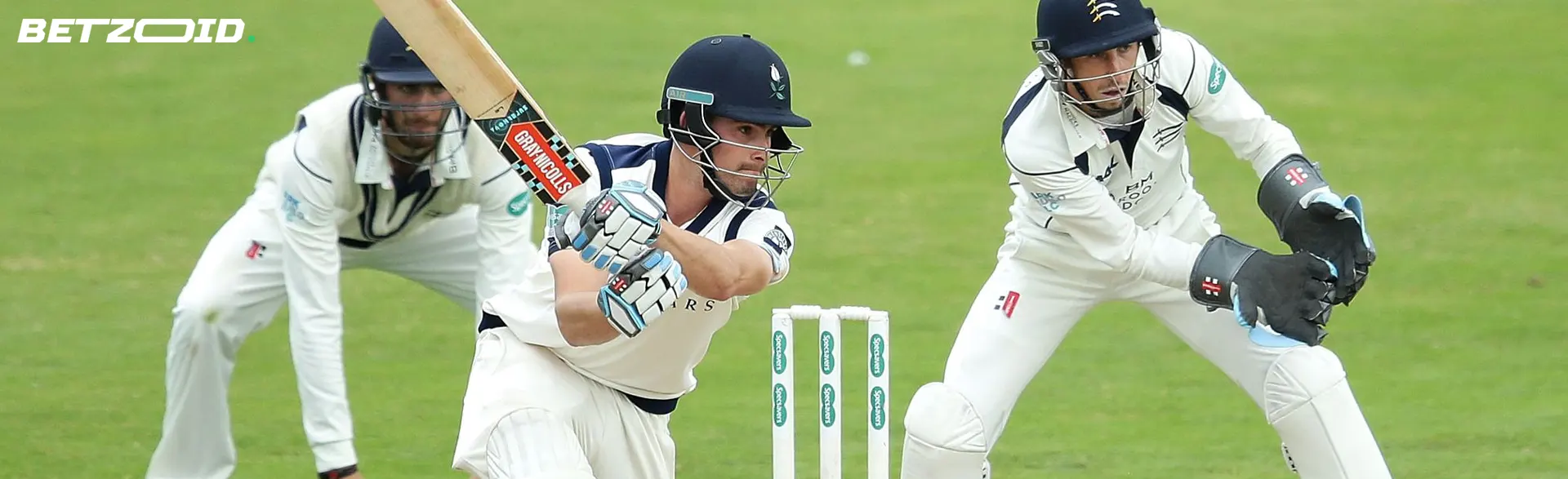 Jugadores de críquet en acción durante un partido en casas de apuestas internacionales.