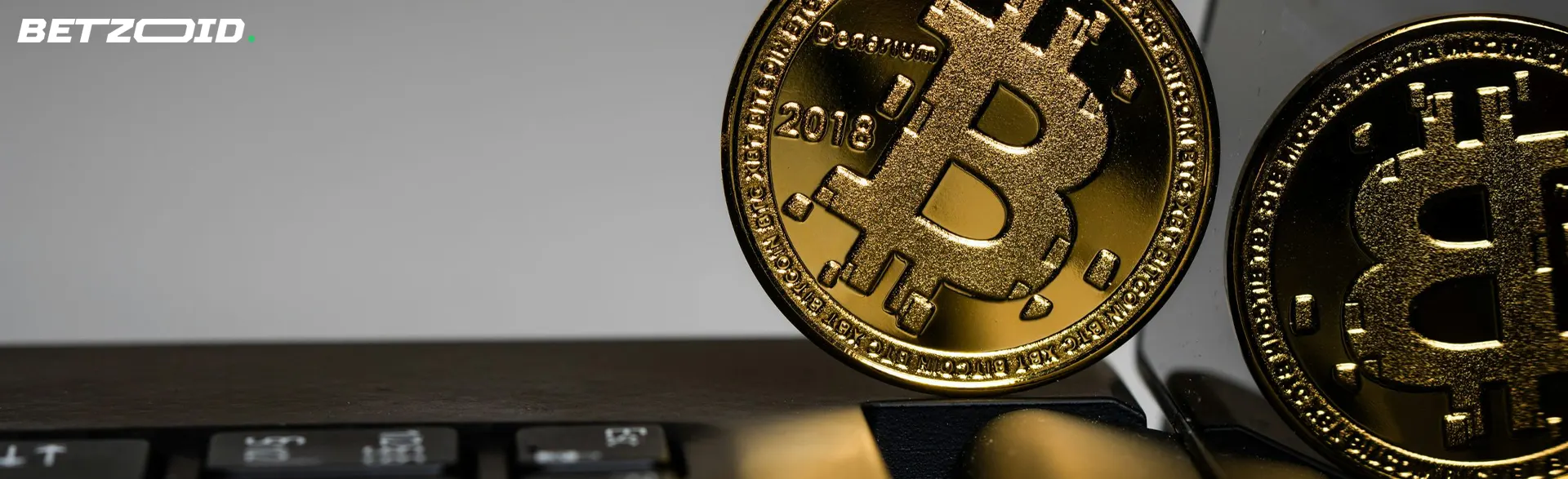 La moneda Bitcoin se encuentra en el teclado.