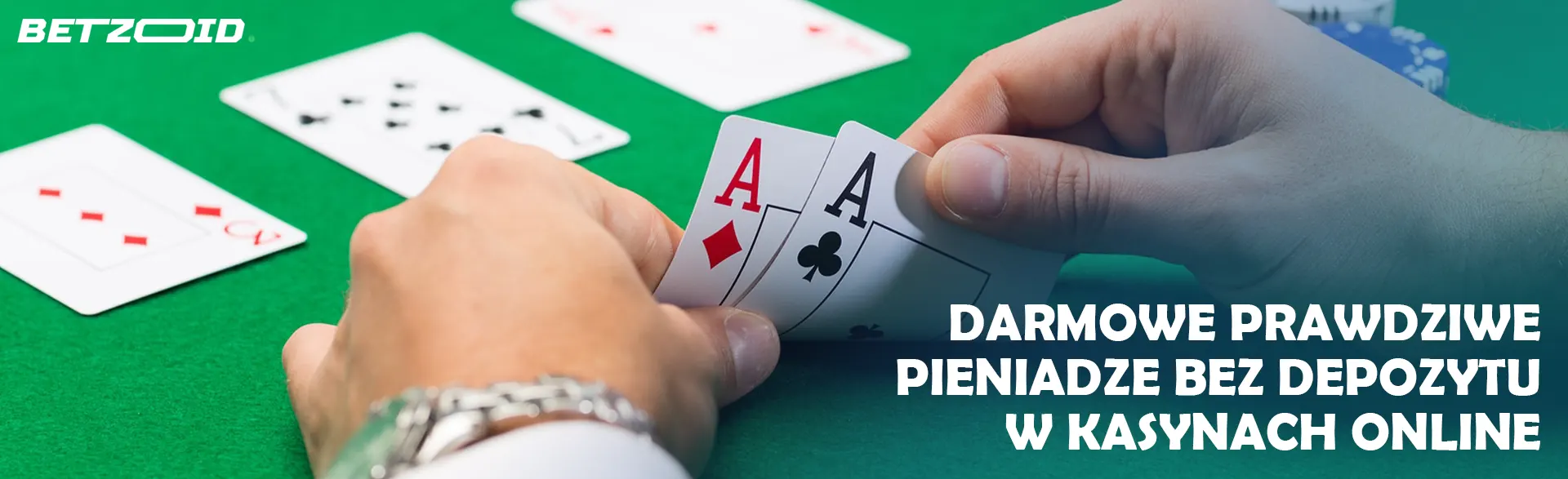 Gracz trzyma karty w rękach na tle stołu w kasynie.