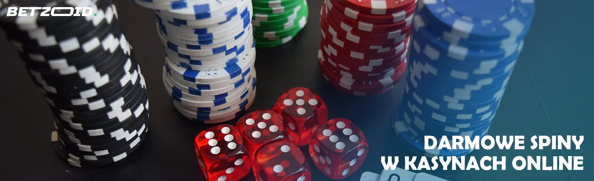 Stosy żetonów obok kostek.