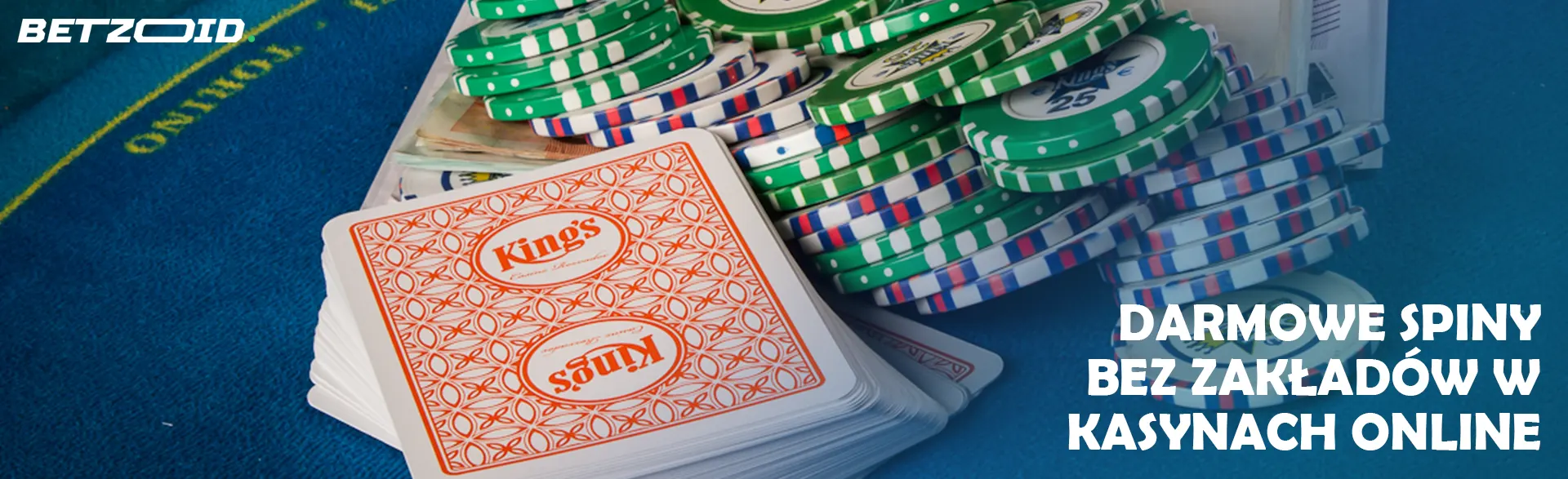 Stos kart i żetonów na stole w kasynie.