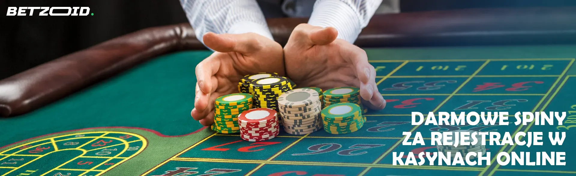 Gracz trzyma żetony na stole w kasynie.