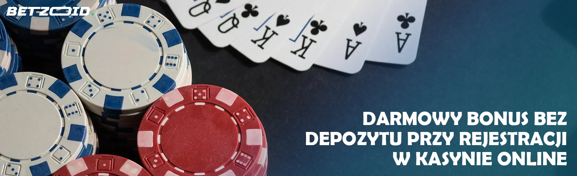 Karty do gry obok żetonów w kasynie.