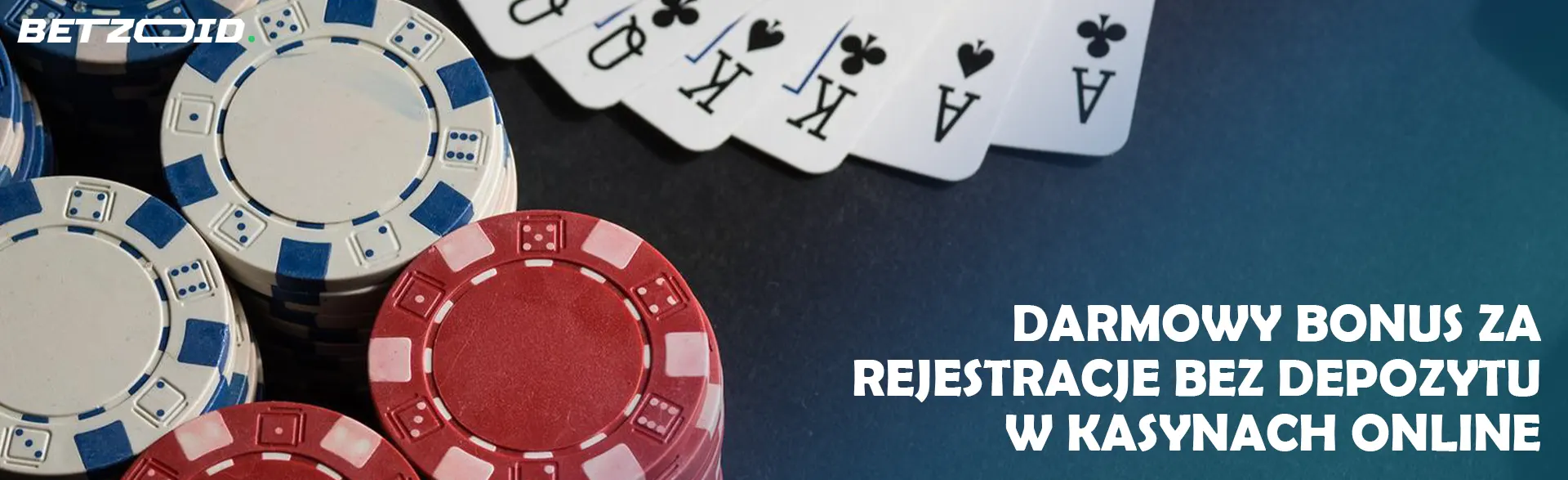 Karty obok żetonów kasynowych.