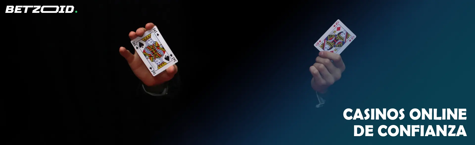 Dos manos sostienen cartas sobre un fondo negro.