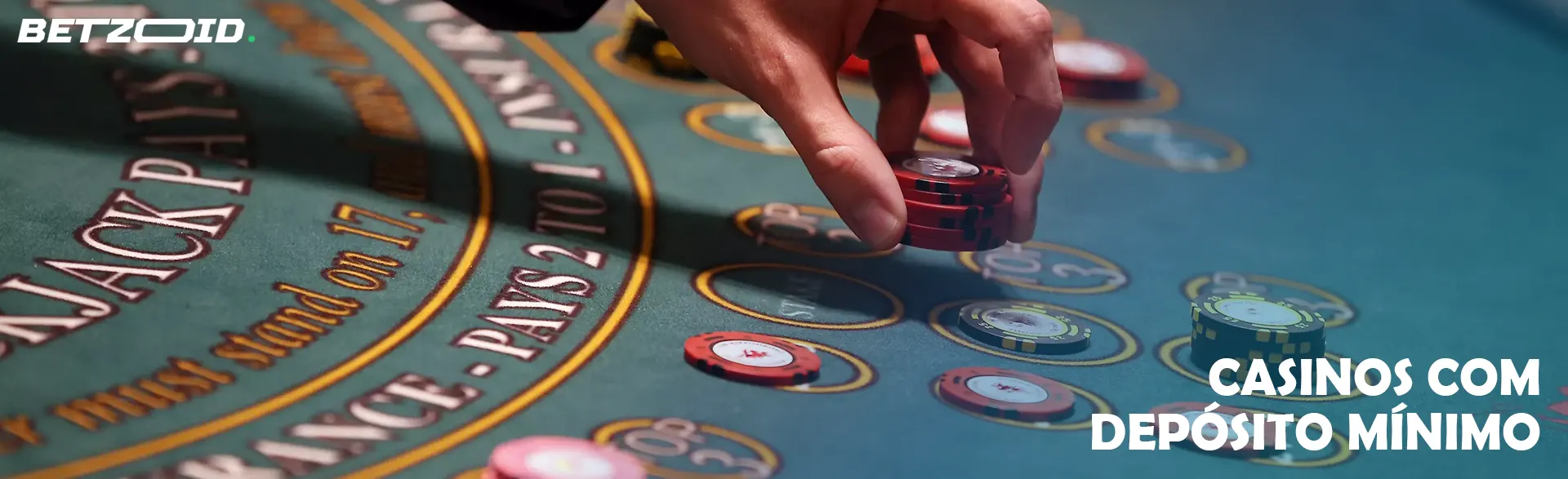 O jogador coloca fichas na mesa do casino.