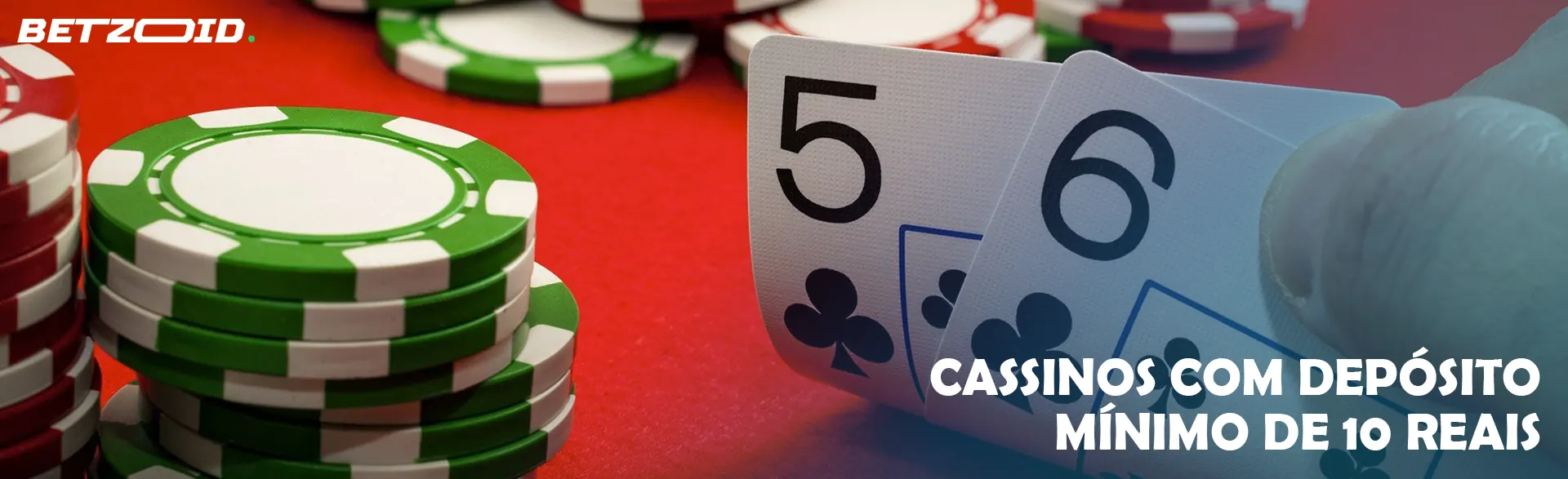 Duas cartas na mesa ao lado de fichas de cassino.