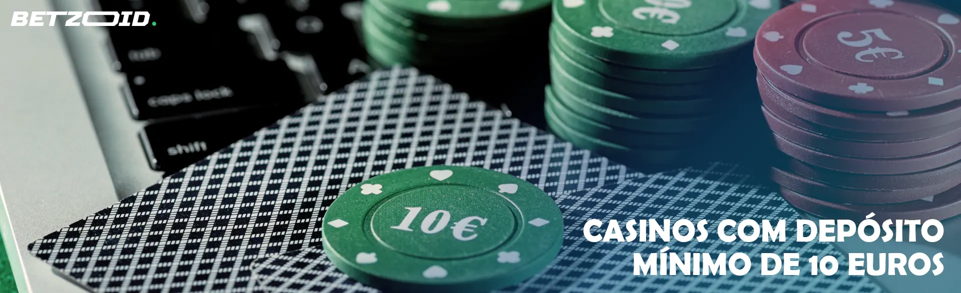 Fichas de casino e cartões no teclado.