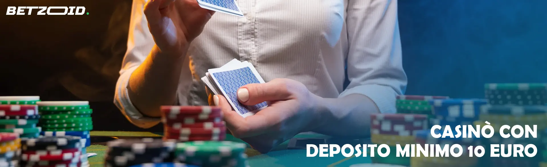 La mano del croupier mescola le carte con le fiches sul tavolo.