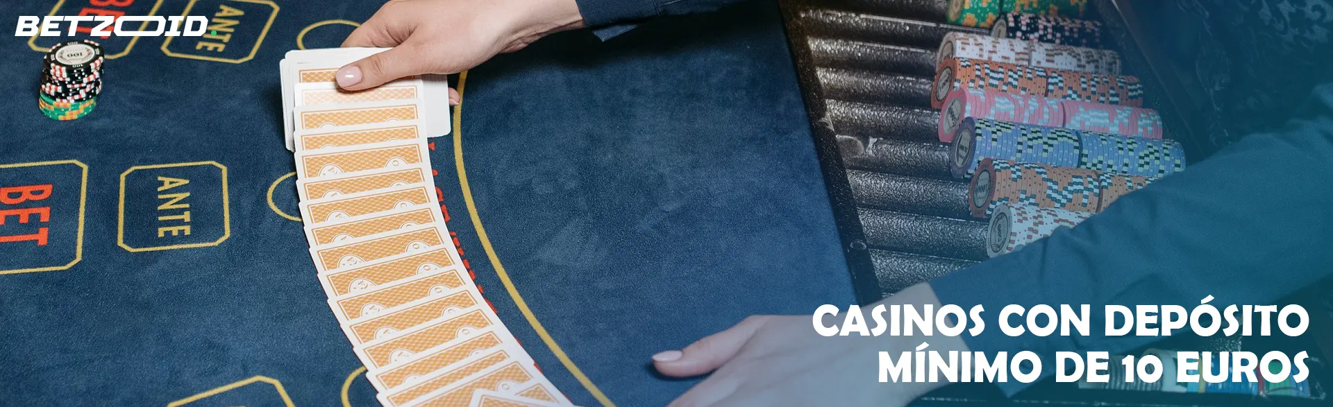 Croupier repartiendo cartas en una mesa de casino con fichas apiladas.