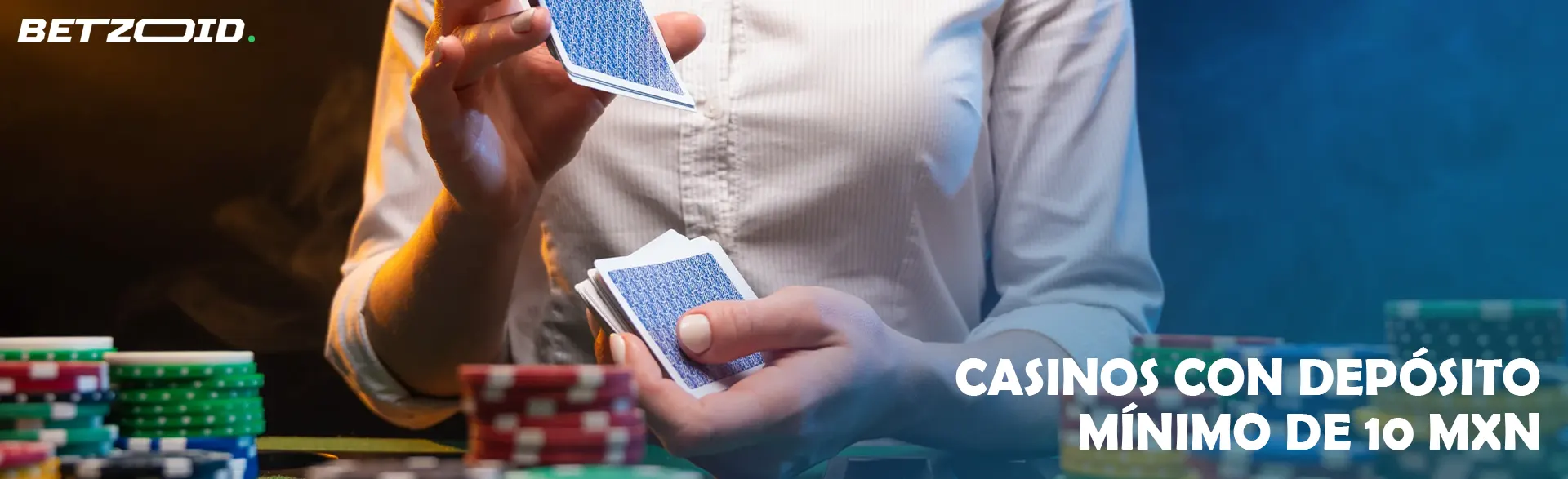 Un jugador baraja cartas en una mesa de póquer con fichas.