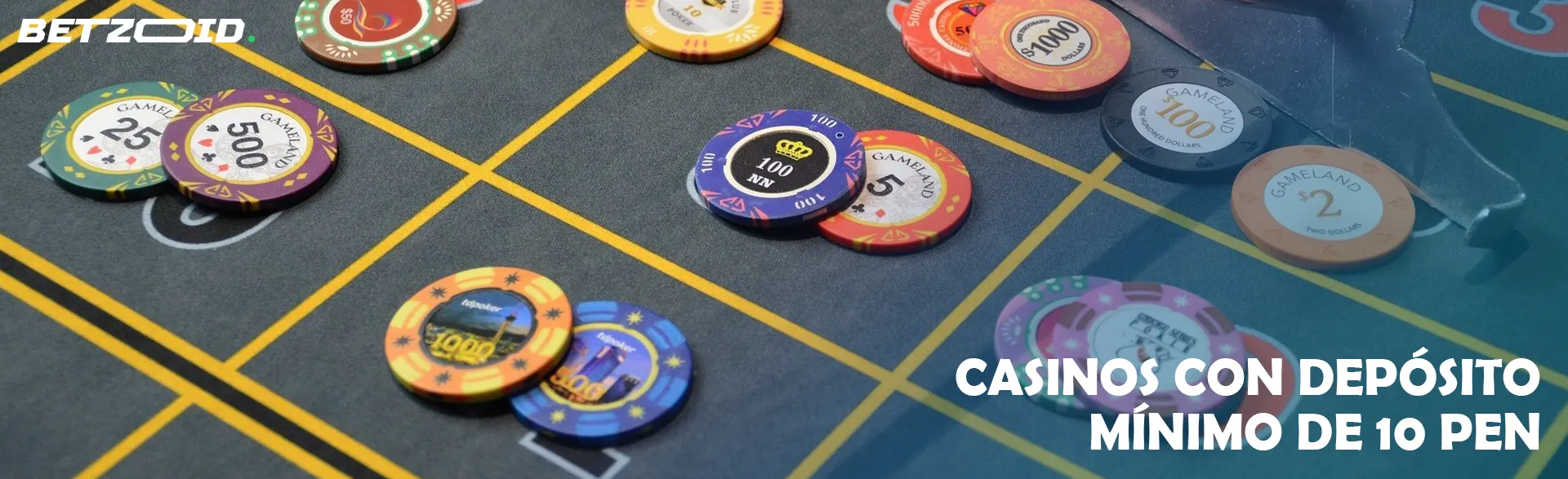 Fichas multicolores en una mesa de casino.