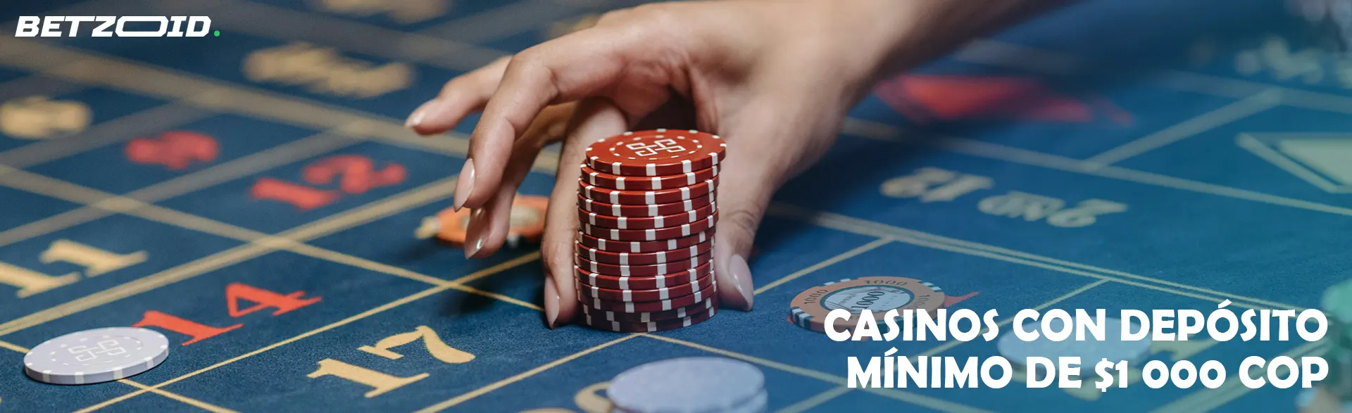 El jugador coloca fichas en la mesa del casino.