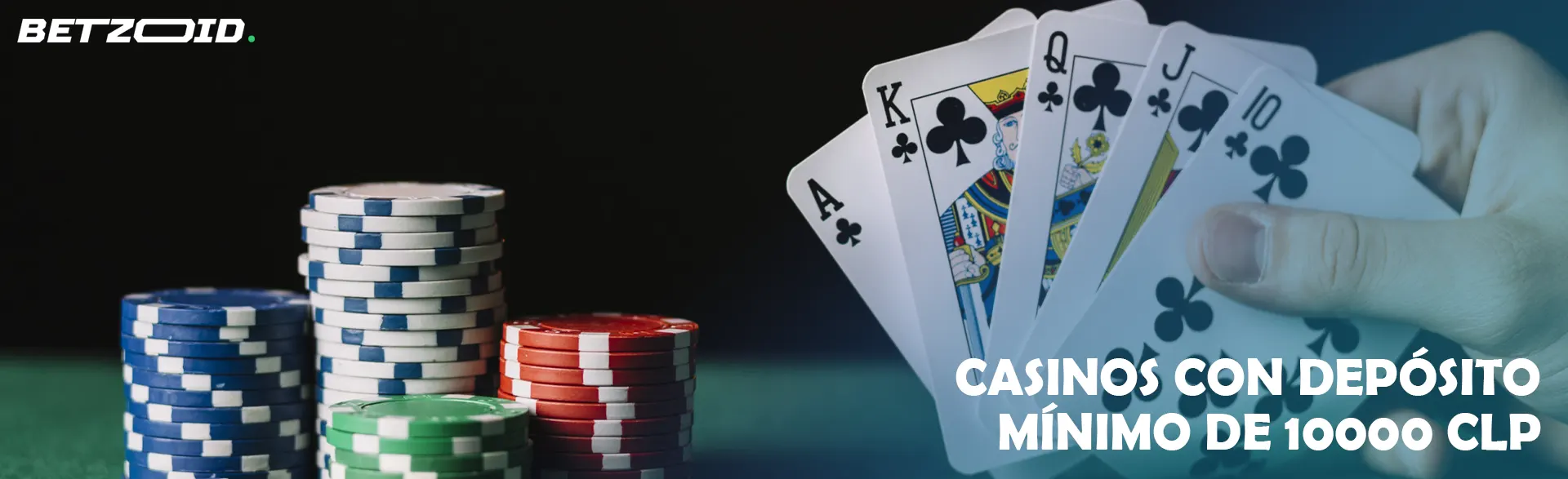 El jugador sostiene cartas junto a las fichas del casino.