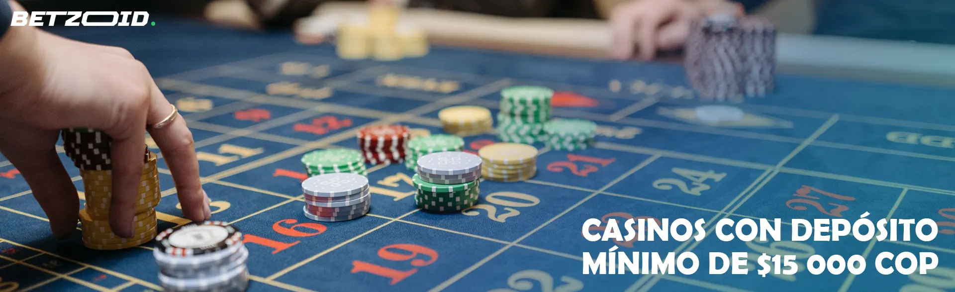 El jugador pone fichas en la mesa del casino.