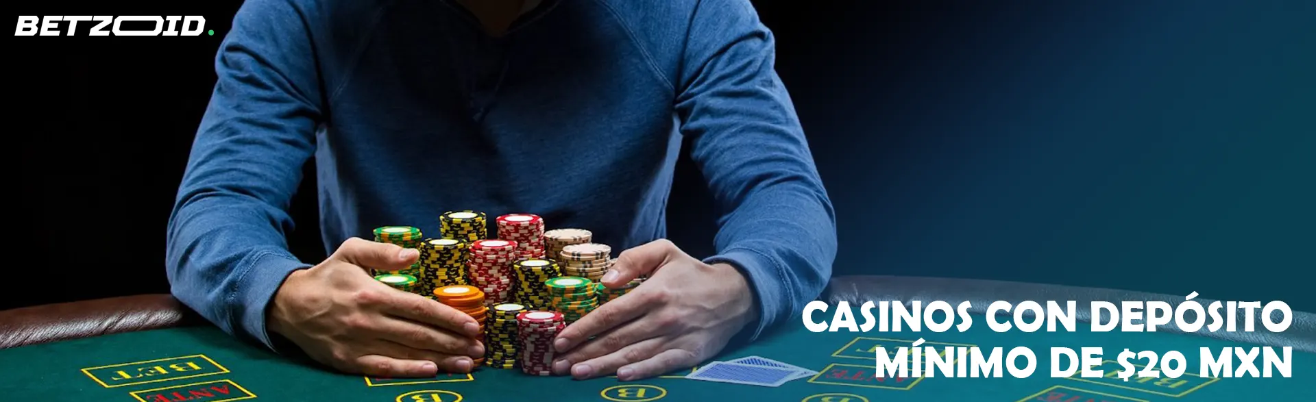 Un jugador tiene una gran cantidad de fichas en la mesa de juego.