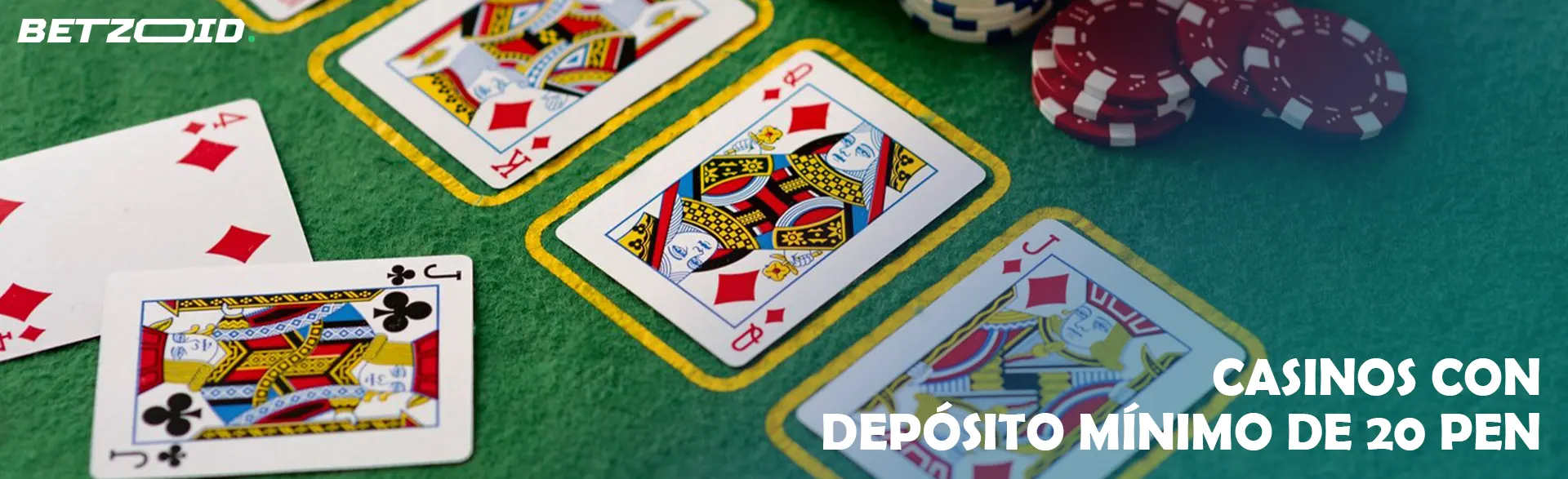 Cartas junto a fichas de casino.