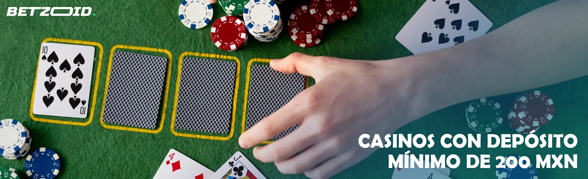 La mano se coloca en la mesa verde del casino. 