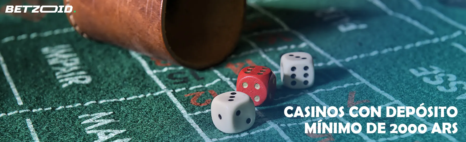 Dados junto al cuenco lanzador. 