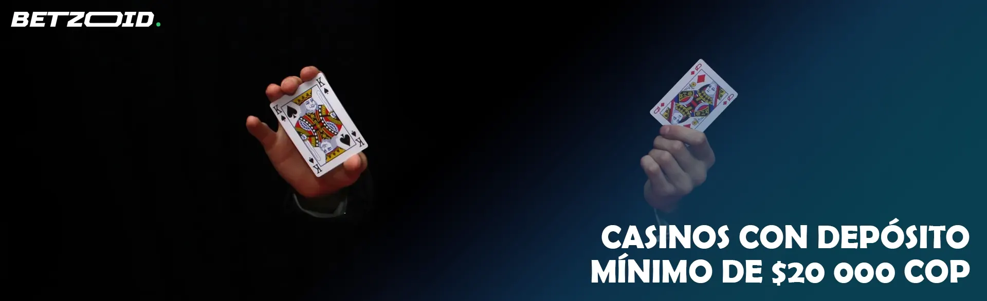 Un hombre sostiene dos cartas sobre un fondo oscuro.