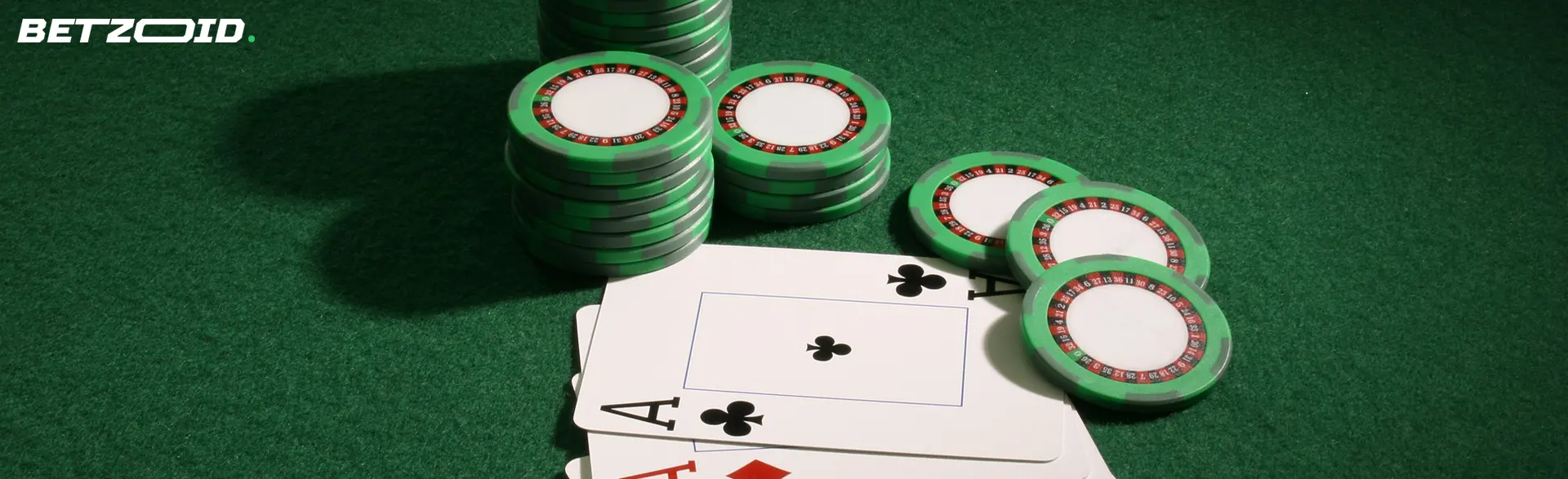 Cartas y fichas verdes en la mesa de póquer.