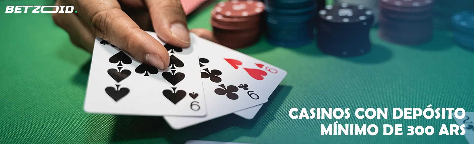 Cartas en la mano del jugador junto a fichas de casino.