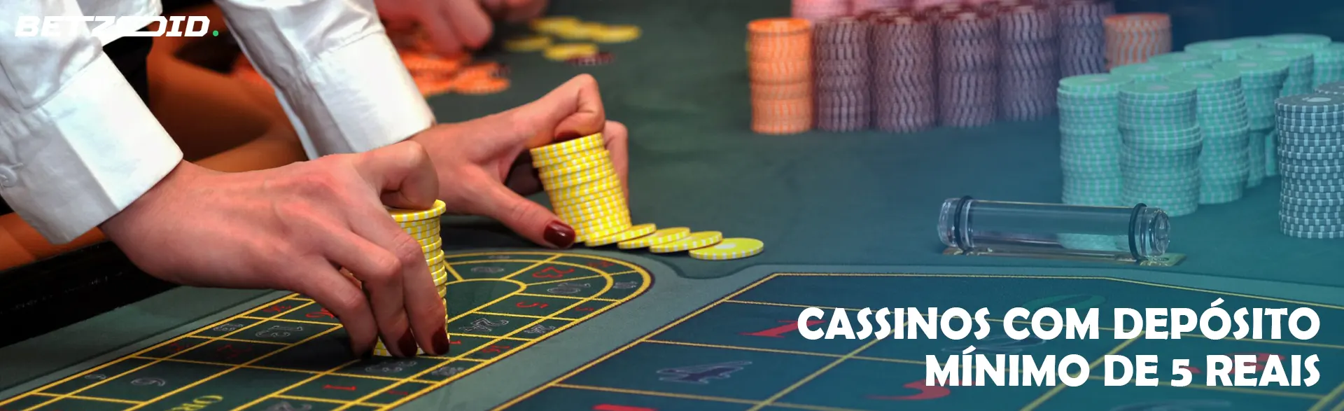 O jogador segura as fichas na mesa do cassino.