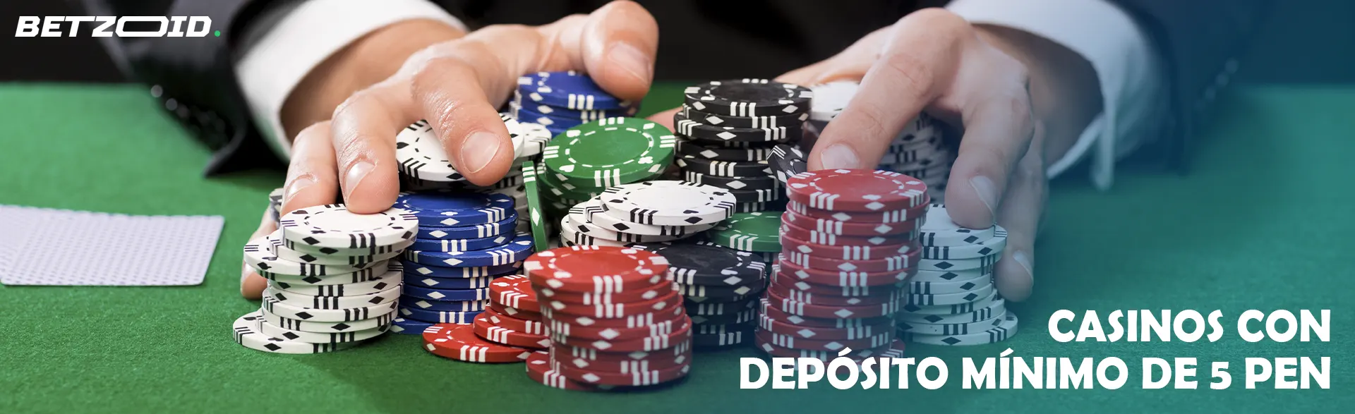 Un jugador sostiene una pila de fichas en una mesa de casino.