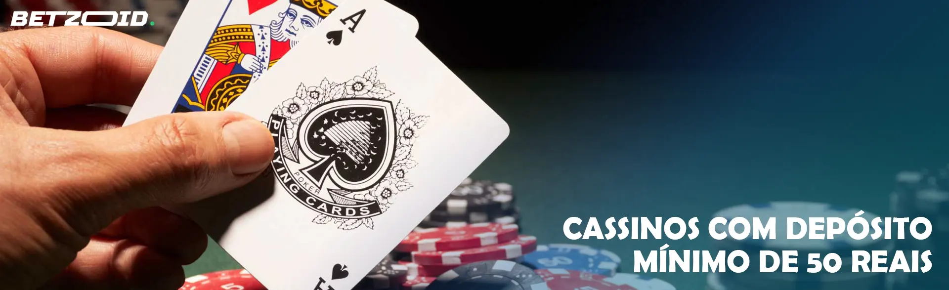 O jogador segura duas cartas ao lado das fichas do cassino.