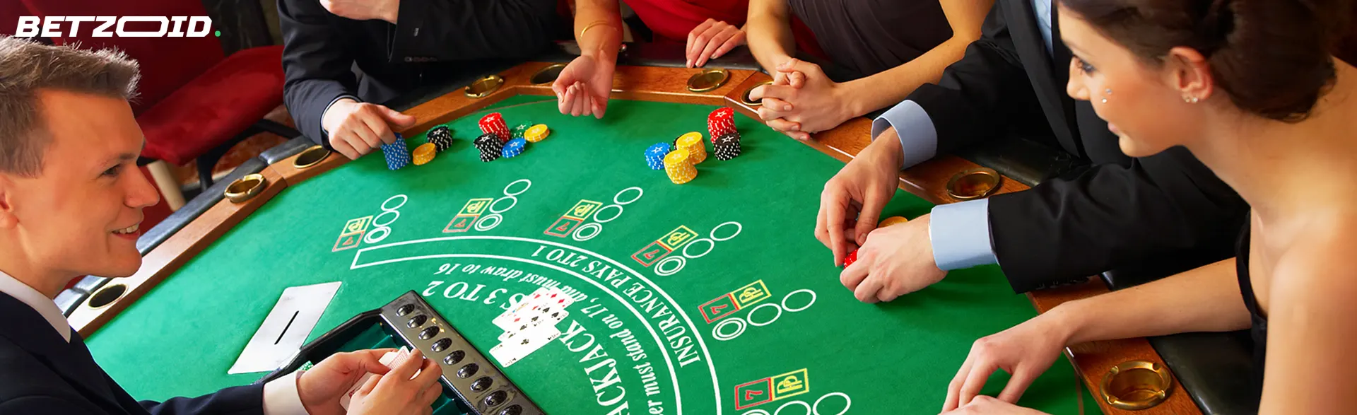 Jugadores en una mesa de casino durante un juego.