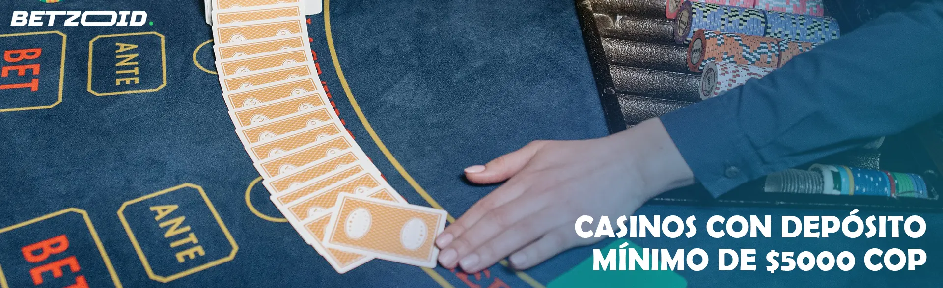 El jugador colocó las cartas sobre la mesa del casino.