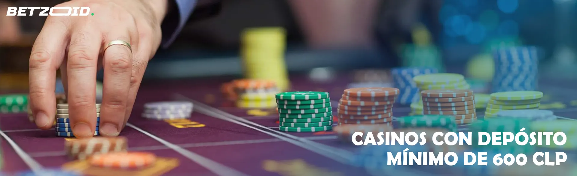 El jugador coloca las fichas en la mesa del casino. 