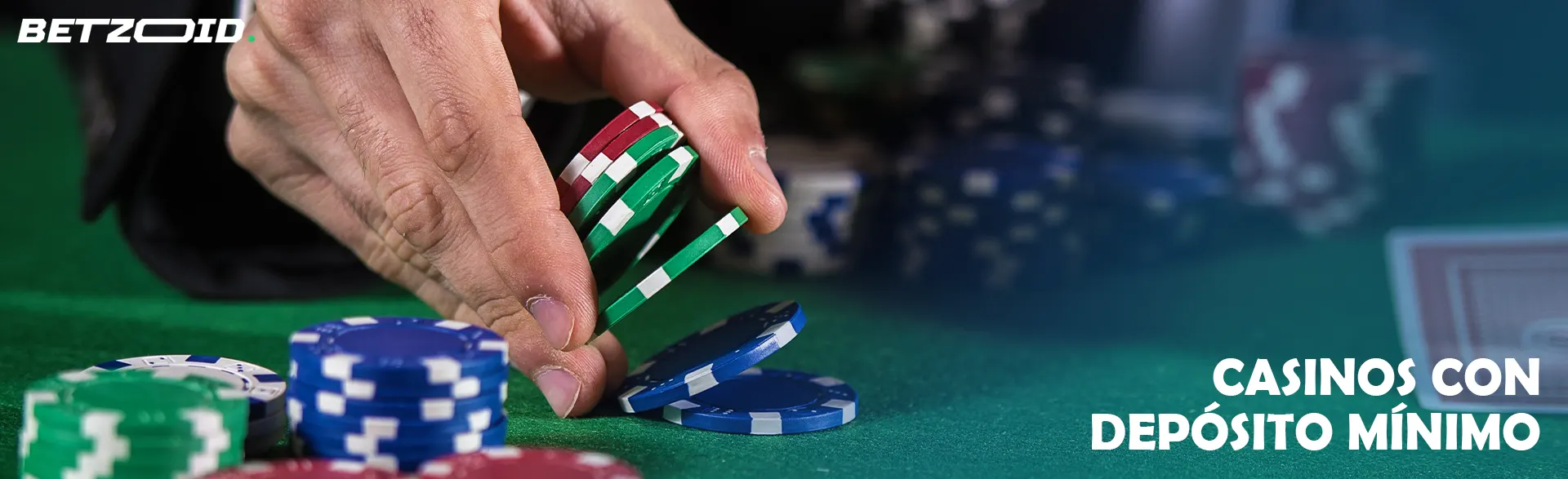 Un jugador coloca fichas en la mesa del casino.