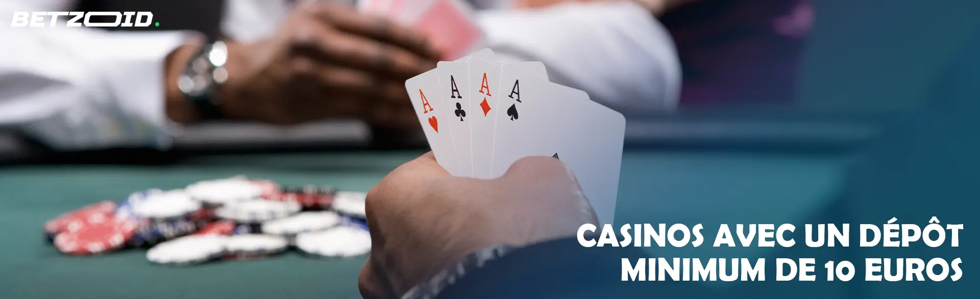 Cartes dans la main du joueur sur le fond de la table du casino.