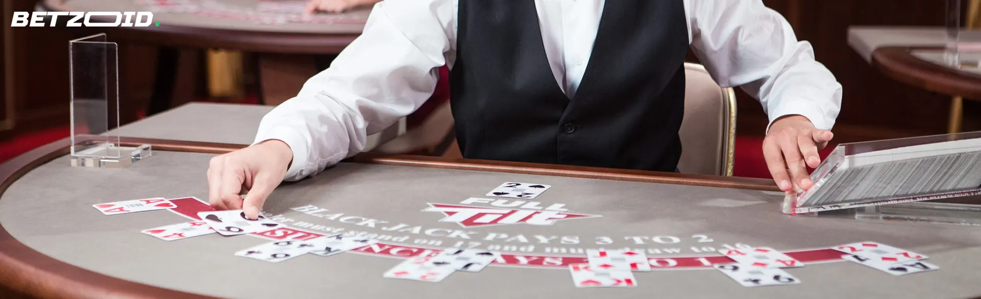 Le croupier dispose les cartes sur la table du casino.