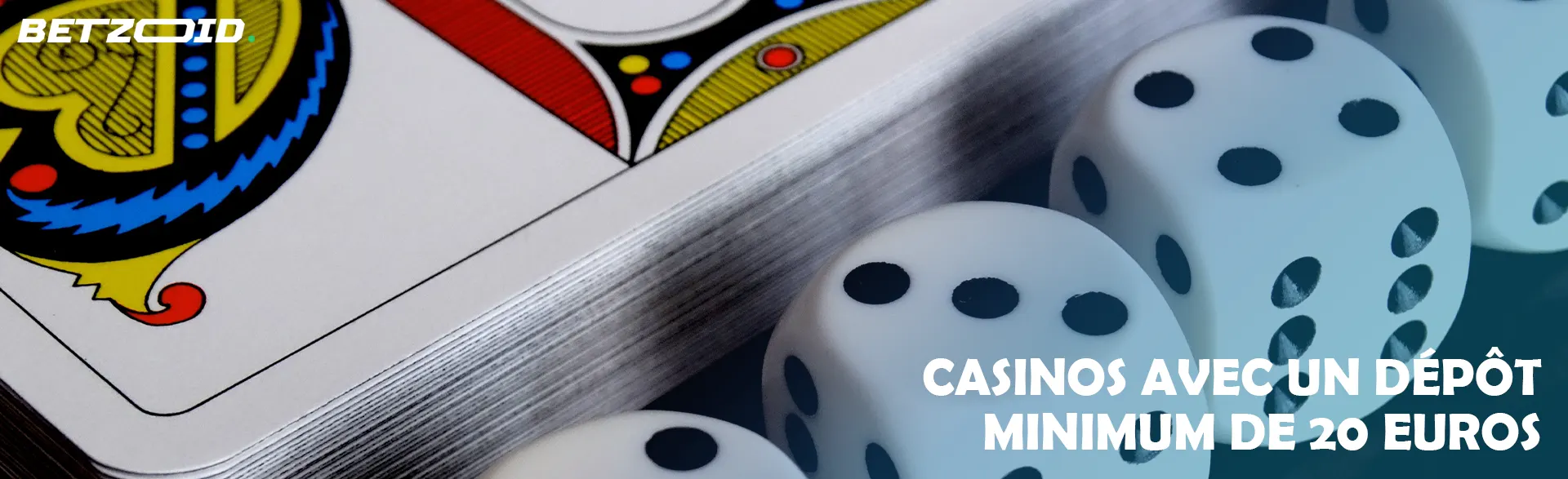 Jouer aux dés à côté d’un jeu de cartes.