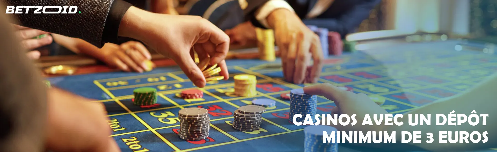 Les joueurs placent des paris avec des jetons sur la table du casino.