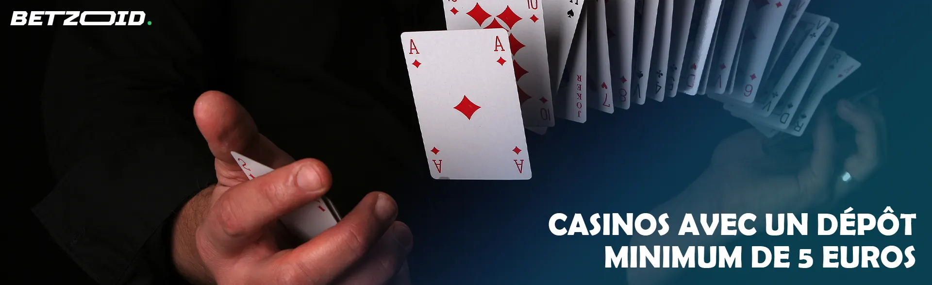 Un homme mélange un jeu de cartes en l’air