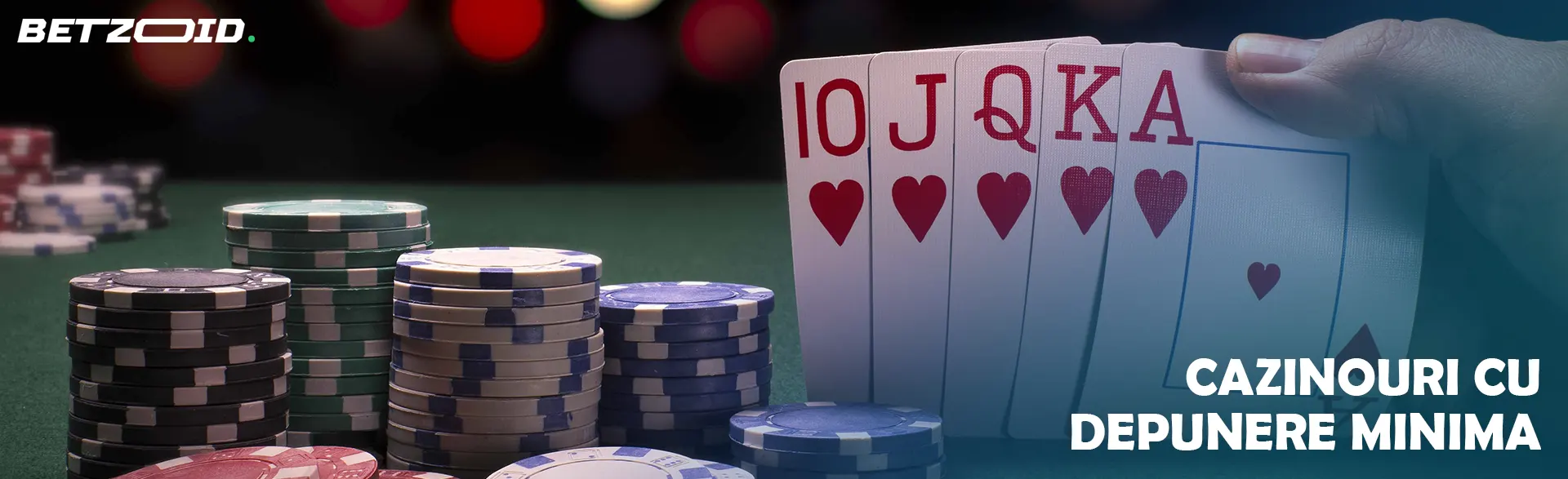 Jucătorul ține cărțile lângă jetoanele de cazinou.