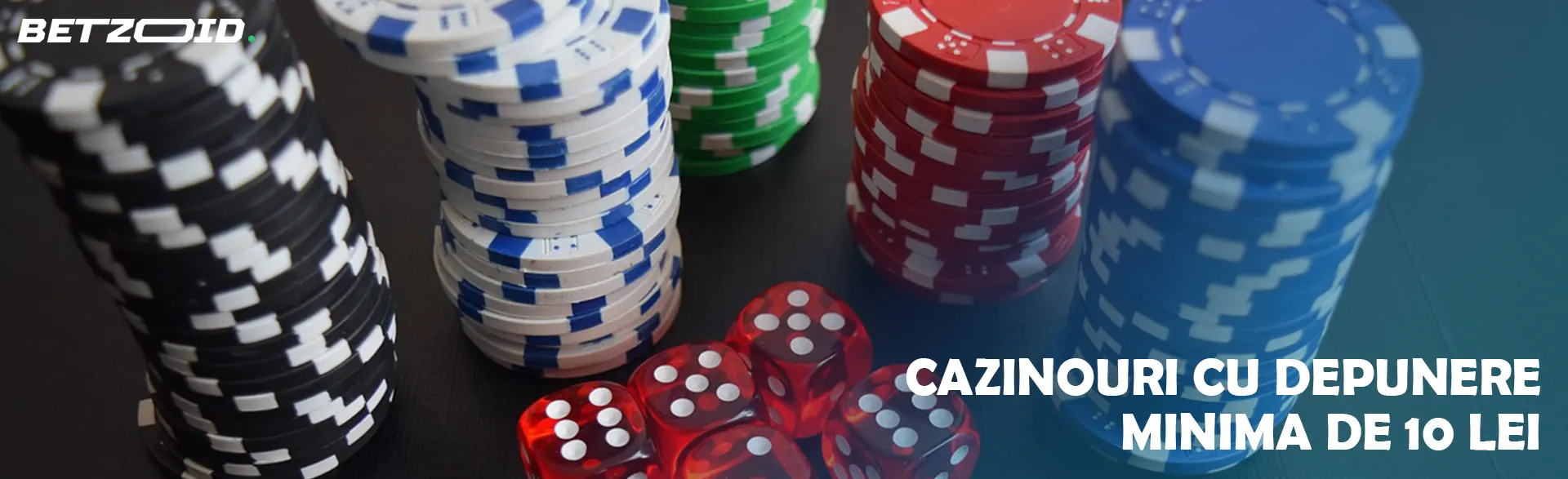 Stive de jetoane de cazinou lângă zaruri.