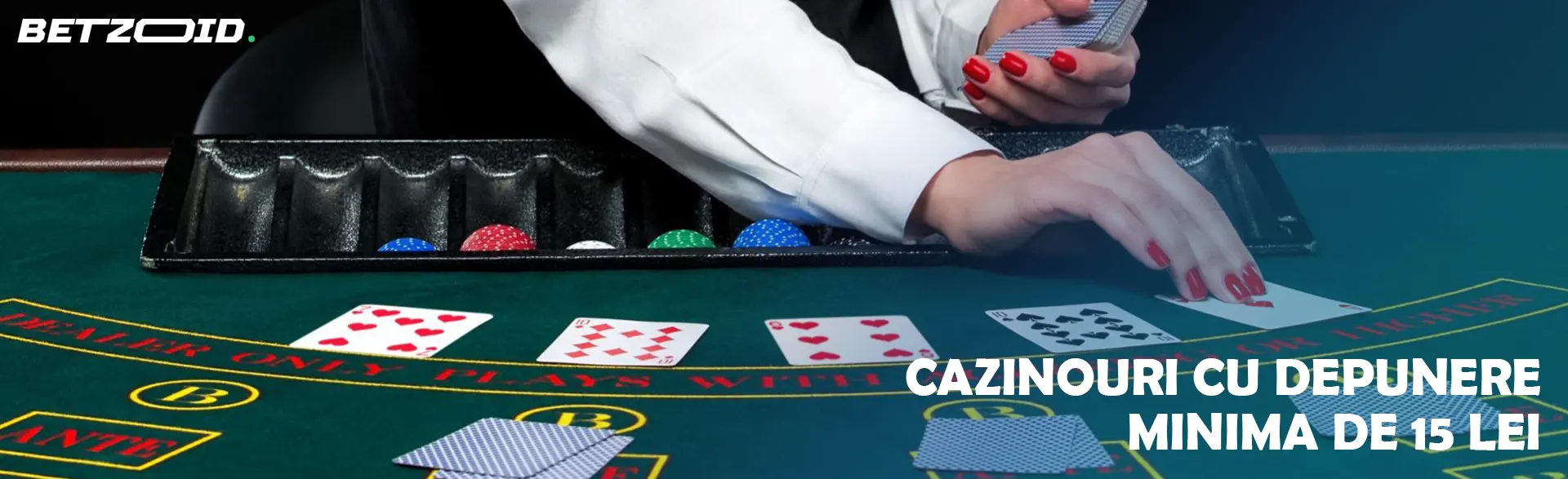 Crupierul așează cărțile pe masa cazinoului.