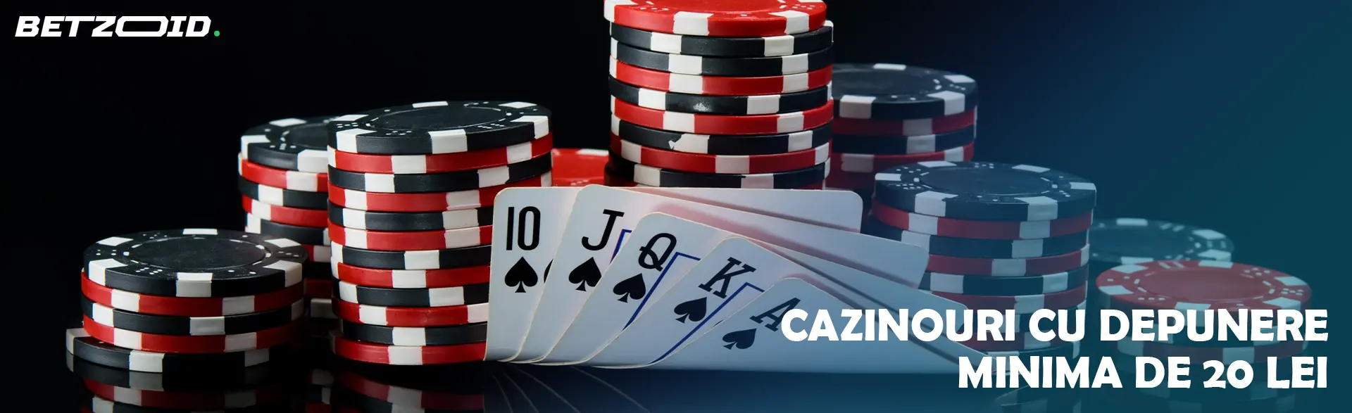 Stive de jetoane și cărți pe un fundal întunecat.