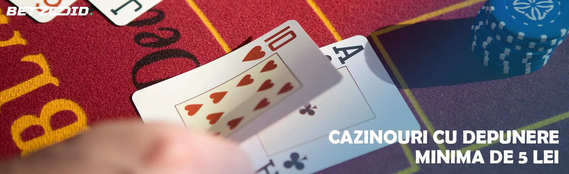 Jucătorul pune cărțile pe masa cazinoului.