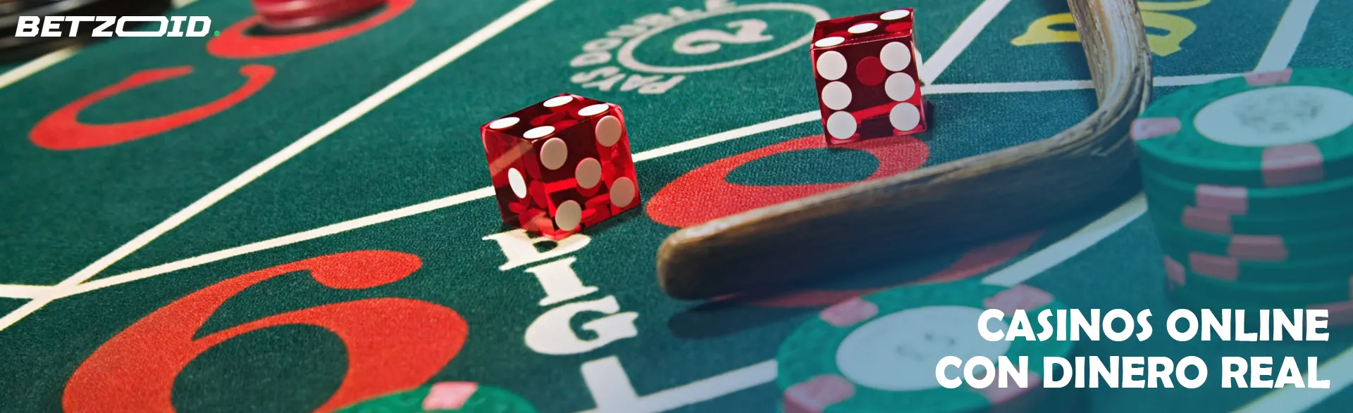 Dados y fichas en la mesa del casino.