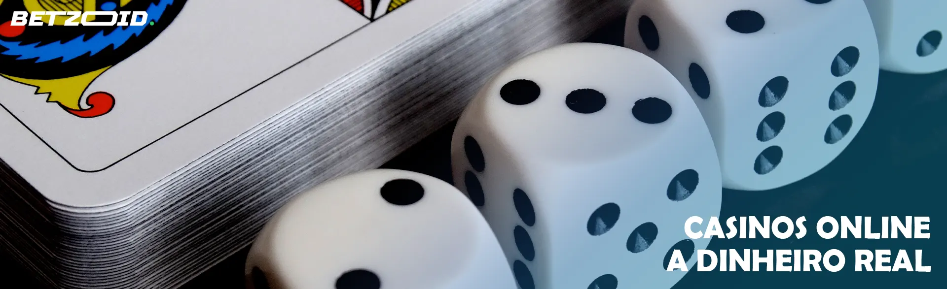 Dados junto a um baralho de cartas.