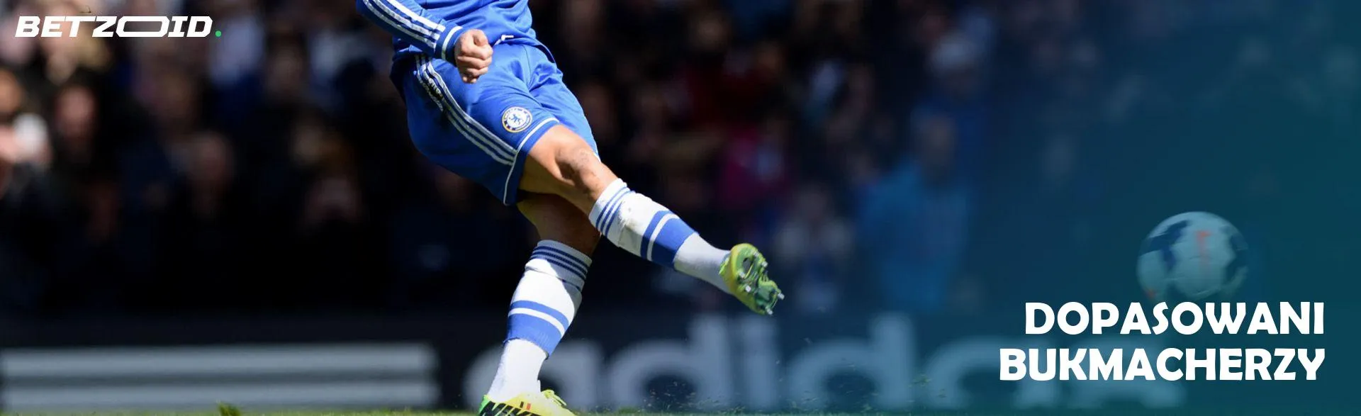 Piłkarz w akcji z piłką podczas meczu.